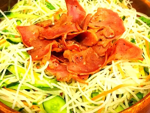 彩り野菜&牛タン燻製のにんにく風味サラダ